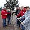 Gewohntes Bild bei der Spvgg Wutöschingen: So wie hier läuft Platzkassierer Norbert Ruth (links) mit seinem Assistenten bei jedem ...