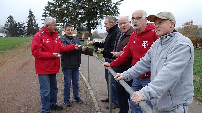 Gewohntes Bild bei der Spvgg Wutöschingen: So wie hier läuft Platzkassierer Norbert Ruth (links) mit seinem Assistenten bei jedem ...
