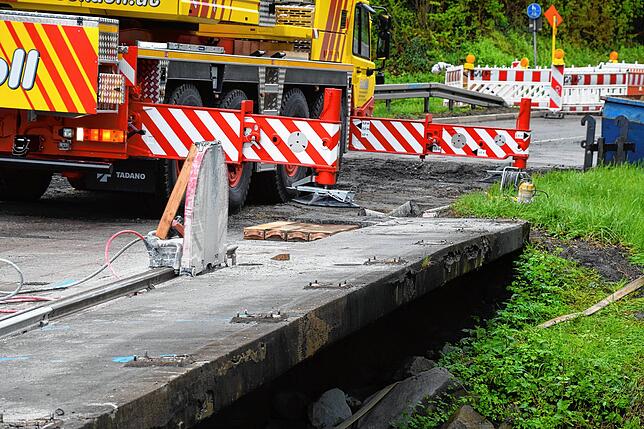 Bild 8: An der B313 schweben schon erste Brückenteile per Kran weg: Der Abriss beim Rißtorf-Kreisel kommt zügig voran