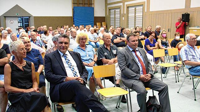 Gut besucht war die Turn- und Festhalle Öhningen zur Kandidatenvorstellung der Gemeinde. Vorne sitzen Andreas Schmid (zweiter von links) ...