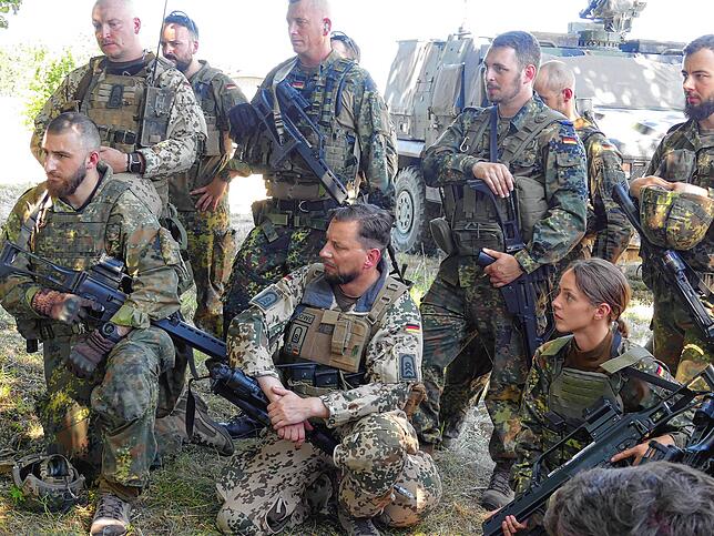 Die Übungsgruppe vermittelt einen Eindruck, was es heißt, in den Einsatz zu ziehen.