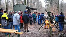 Ein Feuer setzte jemanden in Alarmbereitschaft, doch die Nordschwabener Feuerwehr musste das Holzmacherfeuer nicht löschen. Symbolbild: ...