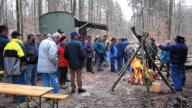 Ein Feuer setzte jemanden in Alarmbereitschaft, doch die Nordschwabener Feuerwehr musste das Holzmacherfeuer nicht löschen. Symbolbild: ...