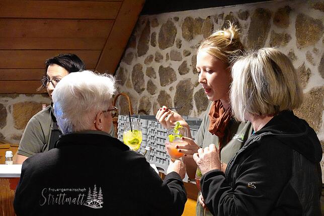 Bunte „Cocktäils“: Die Damenwelt konnte feine Cocktails schlürfen von Caipirinha über Bellini bis hin zum alkoholfreien Limoncello ...