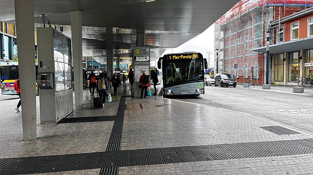 Viel los am Singener Busbahnhof: Der Betriebsausschuss der Stadtwerke hat sich für eine Interimsausschreibung des Stadtbusverkehrs bis ...