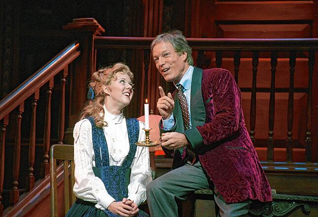 Richard Chamberlain als Higgins und Meg Tolin als Eliza sitzen bei einer Probe zu der Neuinszenierung von „My Fair Lady“ in ...