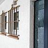 Jedes der sieben Fenster der Umkleidekabinen des Fußballclubs Mönchweiler weist Einschusslöcher auf. Die Fensterscheibe an der Türe ist ...