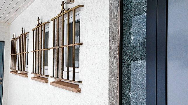 Jedes der sieben Fenster der Umkleidekabinen des Fußballclubs Mönchweiler weist Einschusslöcher auf. Die Fensterscheibe an der Türe ist ...