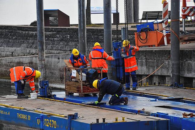 Bild 13: Bilder vom Zusammenbau einer Bohrplattform im Bodmaner Hafen