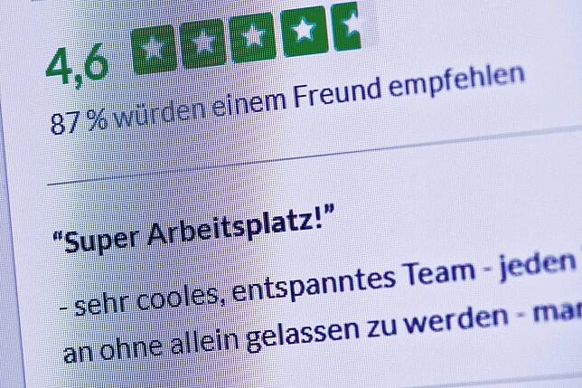 Viele Berufstätige vertrauen bei der Jobsuche auf Arbeitgeberbewertungen. Ganz verlassen sollten sie sich darauf aber nicht, warnen ...