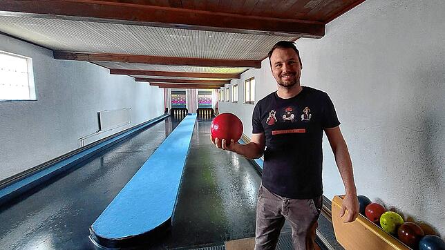 Michael Preis vom Flair Hotel Grüner Baum in Allmendshofen betreibt eine der wenigen verbliebenen Kegelbahnen im Städtedreieck ...