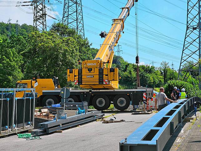Bild 5: Die neue Brücke über die Schlücht ist da! Das sind die Bilder vom Aufbau