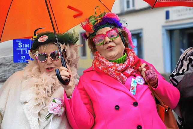 Bild 27: Überlingen am Schmotzigen Donnerstag: Bunte Bilder vom Kindergarten-Zug in der Altstadt