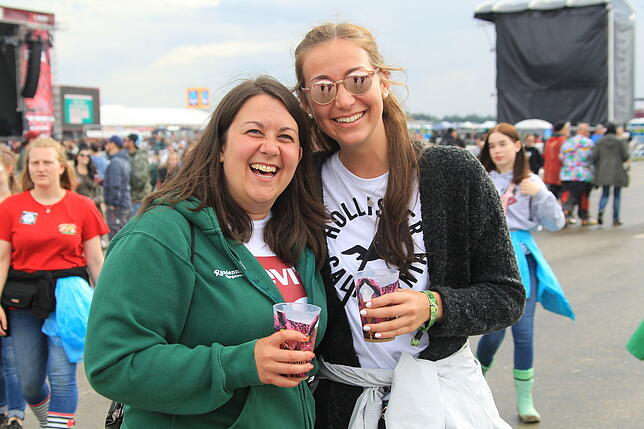 Bild 17: Das miese Wetter kann die Stimmung auf dem Southside nicht trüben: Hier sehen Sie die Bilder vom Festival-Samstag