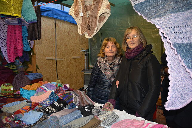 Socken, Mützen, Handschuhe, aber auch Putzlappen oder Einkaufnetze: Am Stand der katholischen Frauengemeinschaft ist alles ...