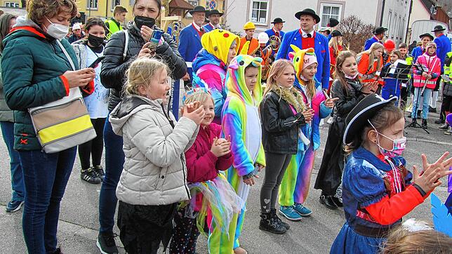 Tosenden Beifall gibt es für die Aufführungen beim Immendinger Kinderball.