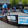 Der mobile Pumptrack Parcours steht die nächsten Wochen auf dem Rathausplatz. Mitglieder des Velo-Clubs Singen zeigen, wie man den ...