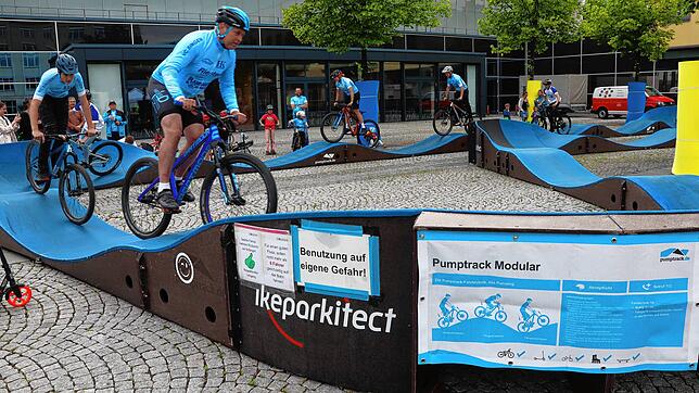 Der mobile Pumptrack Parcours steht die nächsten Wochen auf dem Rathausplatz. Mitglieder des Velo-Clubs Singen zeigen, wie man den ...