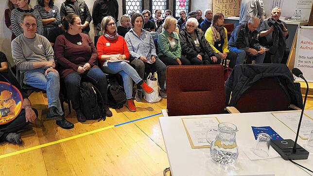 Hier die Politik, da die Bürger? Wenn es um andere Themen als Kürzungen bei Theater und Orchester geht, bleiben die Zuschauerreihen im ...