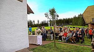 Rund 120 Gläubige nehmen an der Messe an der Gutenkapelle teil, die von Pfarrer Andreas Treuer zelebriert wird. Bild: Hendrik Mauritz