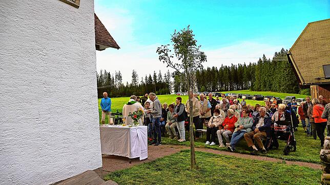 Rund 120 Gläubige nehmen an der Messe an der Gutenkapelle teil, die von Pfarrer Andreas Treuer zelebriert wird. Bild: Hendrik Mauritz
