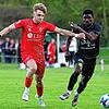 Der ESV Südstern Singen (rechts Oumar Coulibaly) gewinnt gegen den 1. FC Rielasingen-Arlen (Marcel Klein).