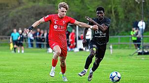 Der ESV Südstern Singen (rechts Oumar Coulibaly) gewinnt gegen den 1. FC Rielasingen-Arlen (Marcel Klein).