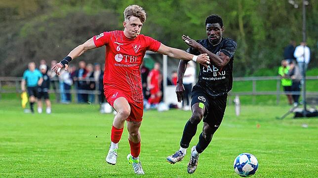 Der ESV Südstern Singen (rechts Oumar Coulibaly) gewinnt gegen den 1. FC Rielasingen-Arlen (Marcel Klein).