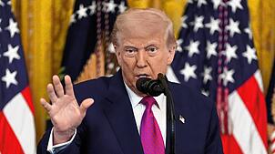 US-Präsident Donald Trump spricht im East Room des Weißen Hauses, während einer Veranstaltung zur Unterzeichnung eines Gesetzes, wodurch ...