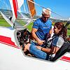 Robert Fettig ist der Pilot des Singener Motorseglers. Er uberpruft, ob Katharina Fritschi richtig angeschnallt ist.
