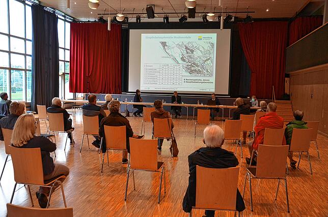 Bürgermeister Robert Scherer (vorne, Mitte) und Wolfgang Wahl von Rapp Trans (rechts) informieren die Bürger in der Sommertalhalle über ...