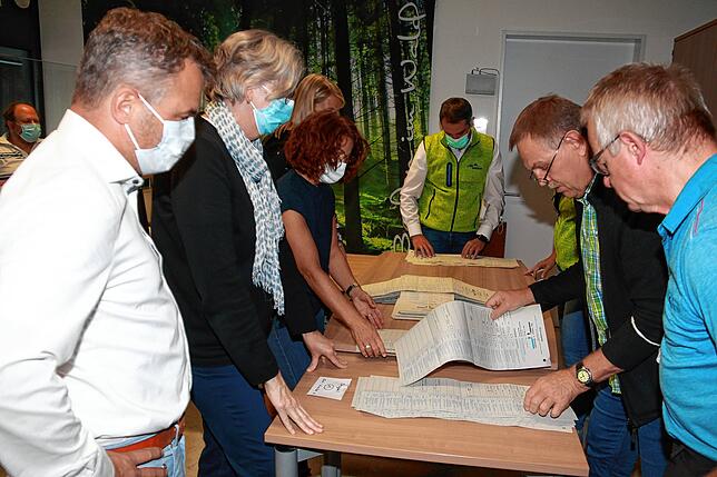 Doppeltes Auszählen in Unterkirnach: Erst der Bund, dann die Bürgermeisterwahl. Eines der Teams im Bild von links: Patrick Seng, Birgit ...