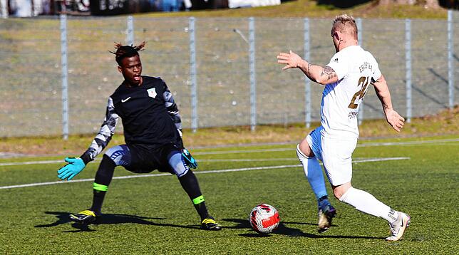 Kevin Peckruhn, hier im Bild mit Torwart Sadibou Jarju im Testspiel zwischen Südstern Singen und Anadolu Radolfzell.