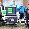 Die Marktkutsche bringt die Wochenendeinkäufe aus der Innenstadt nach Hause. Auf dem Bild die Initiatoren der Aktion (von links): ...