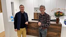 Endlich angekommen: Dr. Lutz Sinn (l.) und Dr. Trudbert Layher am Empfang ihrer neuen kardiologische Praxis in der Tullastraße ...