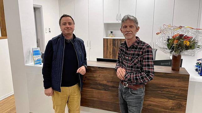 Endlich angekommen: Dr. Lutz Sinn (l.) und Dr. Trudbert Layher am Empfang ihrer neuen kardiologische Praxis in der Tullastraße ...