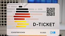 Ein übergroßes Modell des neuen Deutschlandtickets.