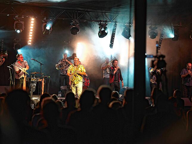 Bild 13: Kulturufer in Friedrichshafen: Buntes Treiben am Abend