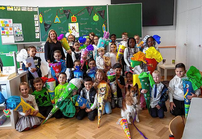 Die 1b Hundeklasse der Waldeck-Schule Singen mit ihrer Klassenlehrerin Patricia Lange.