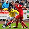 Im Gnadnsee-Derby jubelte die SG Reichenau/R.-Waldsiedlung (rechts Aaron Sättele) gegen den SV Allensbach (Lars Muffler).