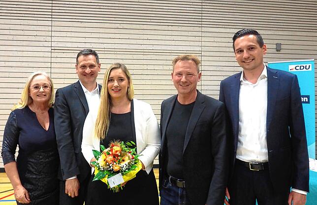 Marianne Guthoff (links), Levin Eisenmann (von rechts) und Tobias Herrmann gratulieren Christoph Stetter und Ersatzkandidatin Stefanie ...