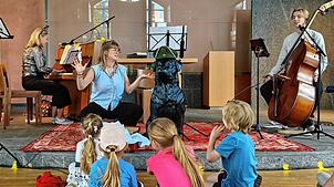 Die drei Musiker Julia Guhl (von links), Vivienne Frey und Valentin Schneider verstehen es beim Mitmach-Familienkonzert, die Kinder mit ...