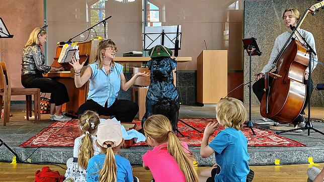 Die drei Musiker Julia Guhl (von links), Vivienne Frey und Valentin Schneider verstehen es beim Mitmach-Familienkonzert, die Kinder mit ...