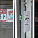 Im Hauptgebäude des Bildungszentrums ist alles gut geregelt, wird streng auf Abstand geachtet.