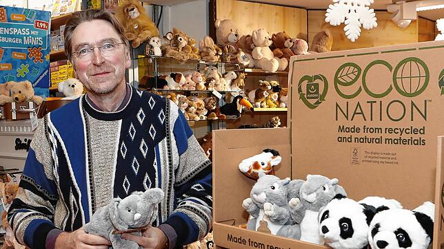 Gerhrad Werb von Thedy Haushalts- und Spielwaren mit kuscheligen Plüschtieren aus vollständig recyceltem Material.
