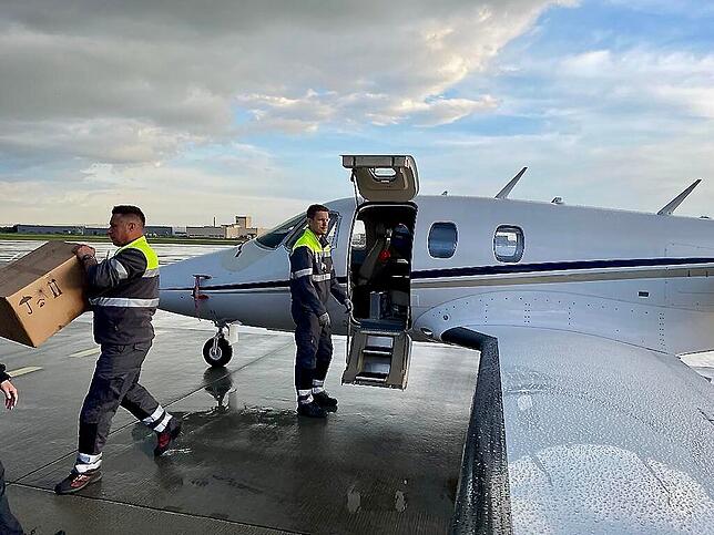 Auf dem Flughafen Rzeszow wurden die Kisten und Kartons aus dem Firmenjet ausgeladen. Den Rest der Reise in die Ukraine traten die ...