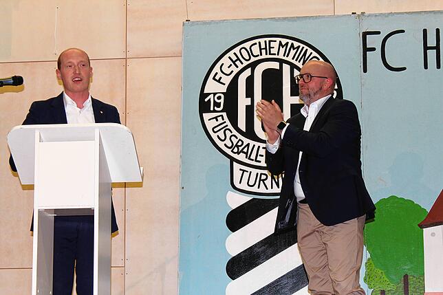 Anscheinend findet Bürgermeister Jonathan Berggötz (links) für den Vorsitzenden Jürgen Felsensteiner die passenden Worte zur 100. ...