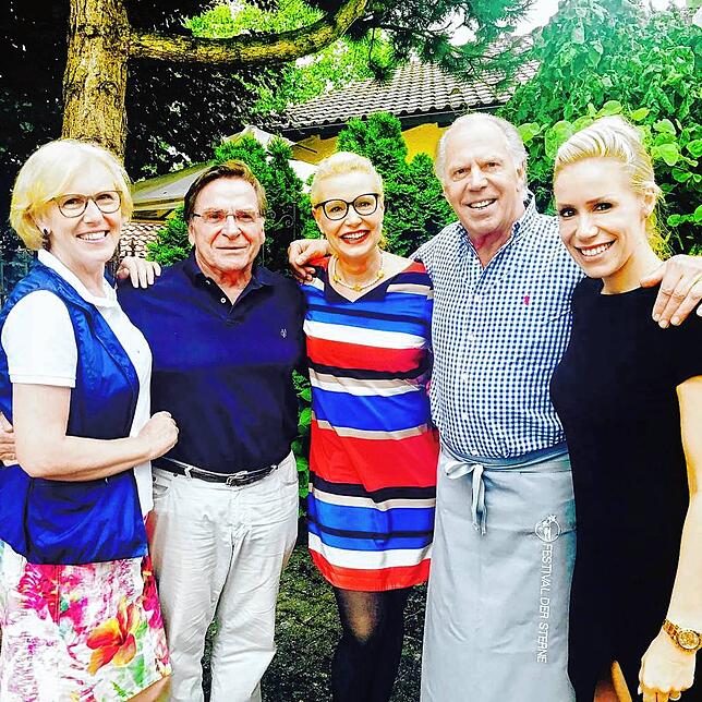 Elmar Wepper (2. v.l.) zwischen seiner Frau Anita Schlierf sowie Andrea Renn (3.v.l.), Heiner Renn und Julica Renn vom Burgunderhof.