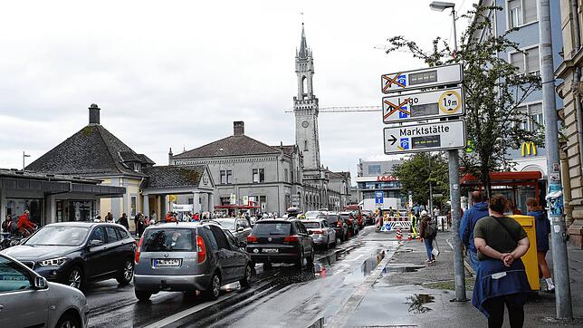 Immer das gleiche Bild an Spitzentagen in Konstanz, wie hier am Schweizer Nationalfeiertag: Die Parkplätze in der Altstadt sind schnell ...