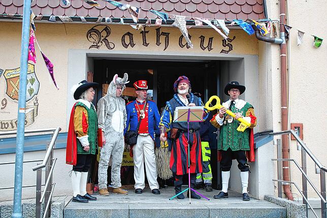 Nach kurzer Gegenwehr von Ritter Udfried (Ortsvorsteher Udo Pelkner) haben die Narren es geschafft: Zunfrat Frank Klaiber hält den ...